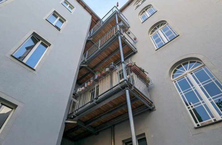 Mehrgeschossiger Balkonturm aus Stahl an einem Wohngebäude im Berliner Innenhof