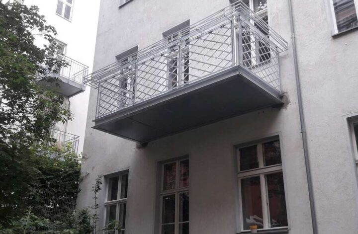 Stahlbalkon mit verzinktem Geländer an der Fassade eines Wohnhauses in Berlin
