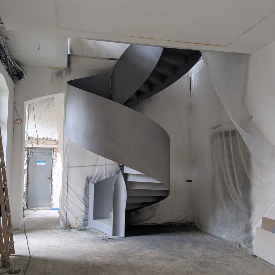 Maßgefertigte Wendeltreppe aus Stahl im Innenraum, realisiert vom Stahlbau-Betrieb in Berlin