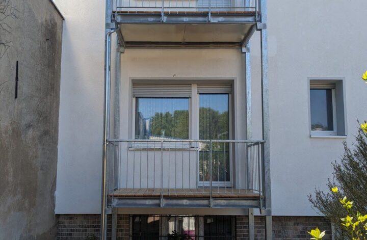 Vorgestellter Stahlbalkon mit Holzbelag an einem Wohngebäude in Berlin